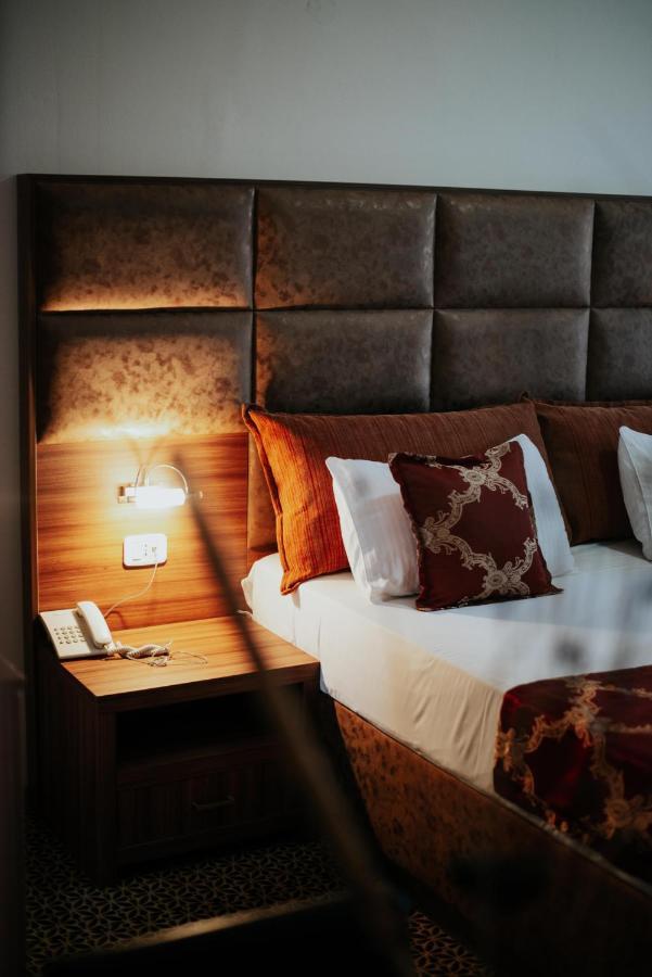 Hotel Lion Улцинь Екстер'єр фото