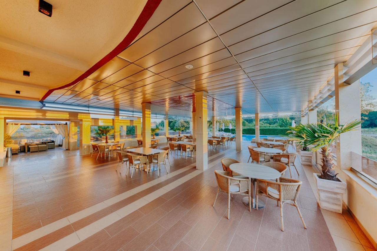 Hotel Lion Улцинь Екстер'єр фото