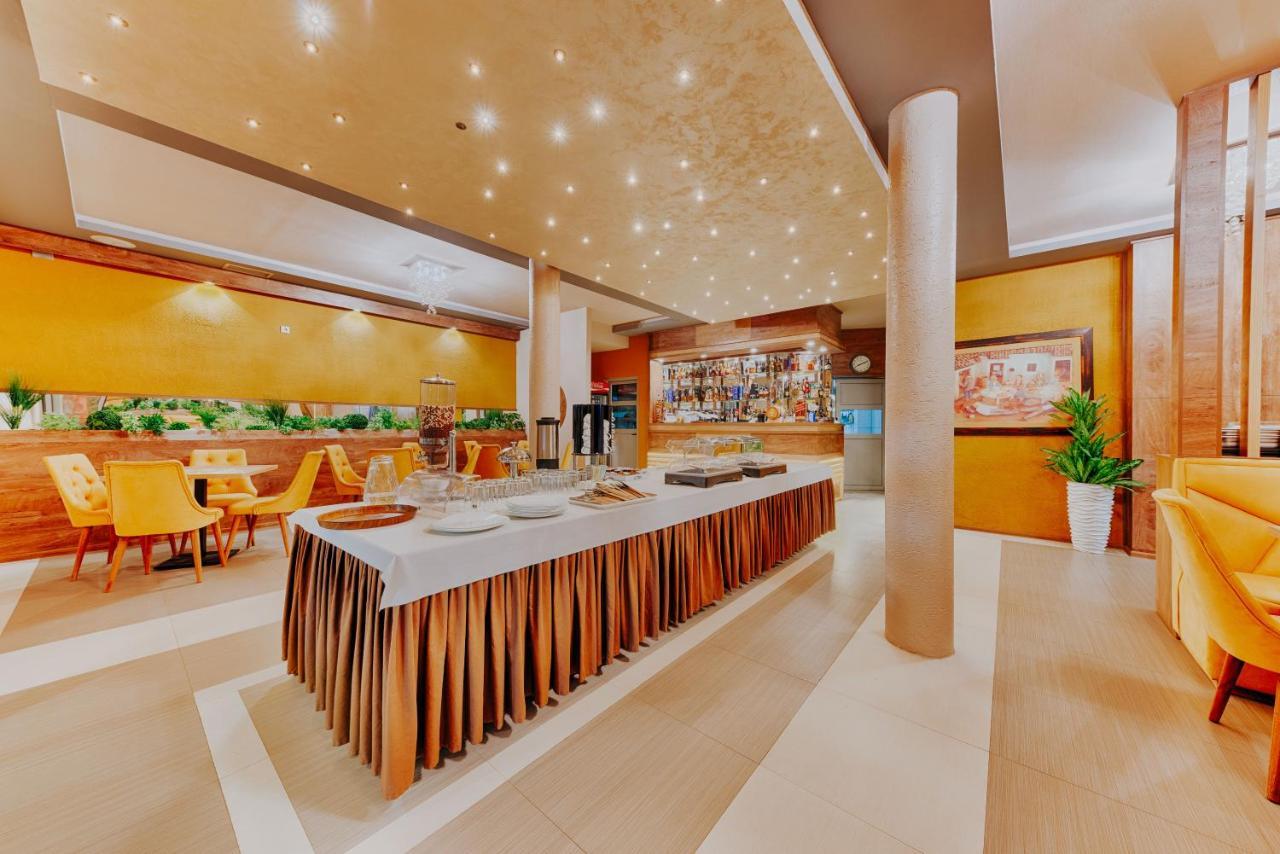 Hotel Lion Улцинь Екстер'єр фото