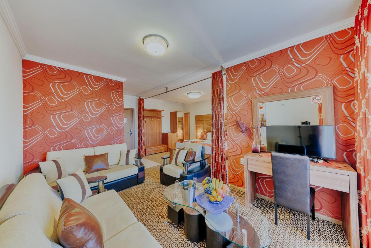 Hotel Lion Улцинь Екстер'єр фото