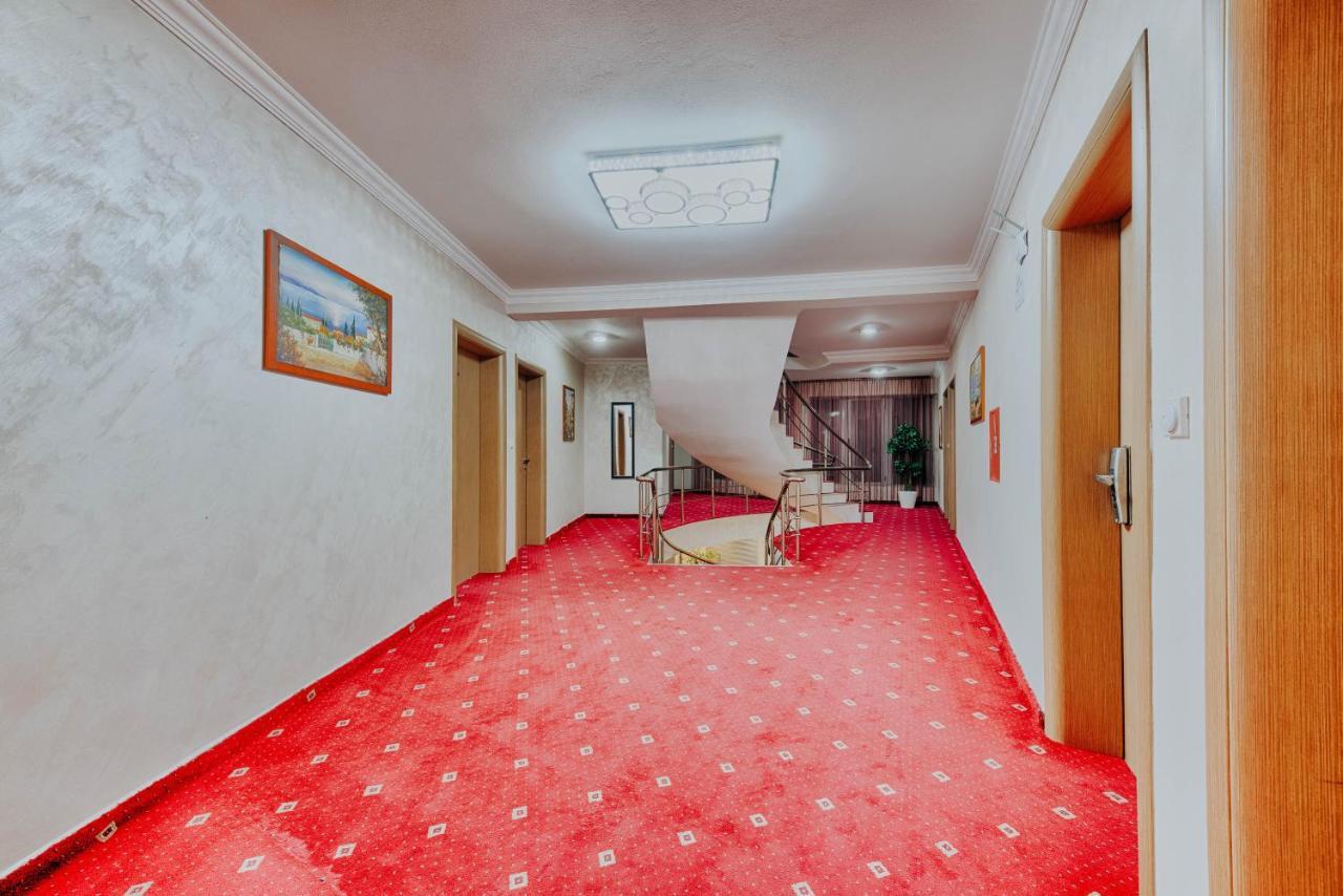 Hotel Lion Улцинь Екстер'єр фото