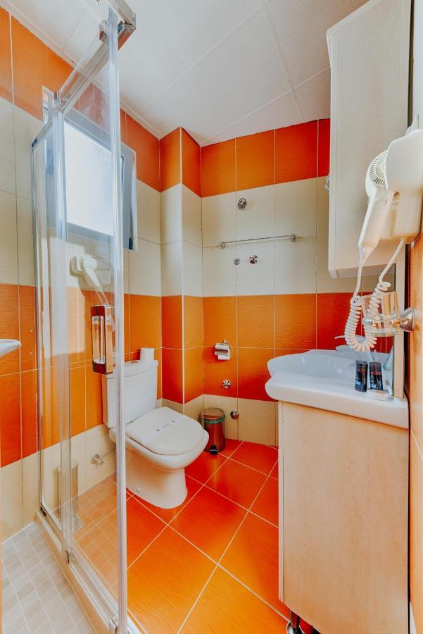 Hotel Lion Улцинь Екстер'єр фото