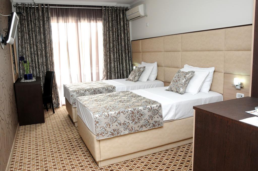 Hotel Lion Улцинь Екстер'єр фото