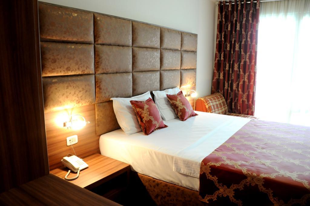 Hotel Lion Улцинь Екстер'єр фото