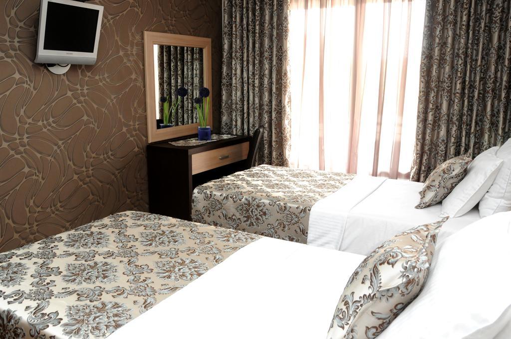 Hotel Lion Улцинь Екстер'єр фото