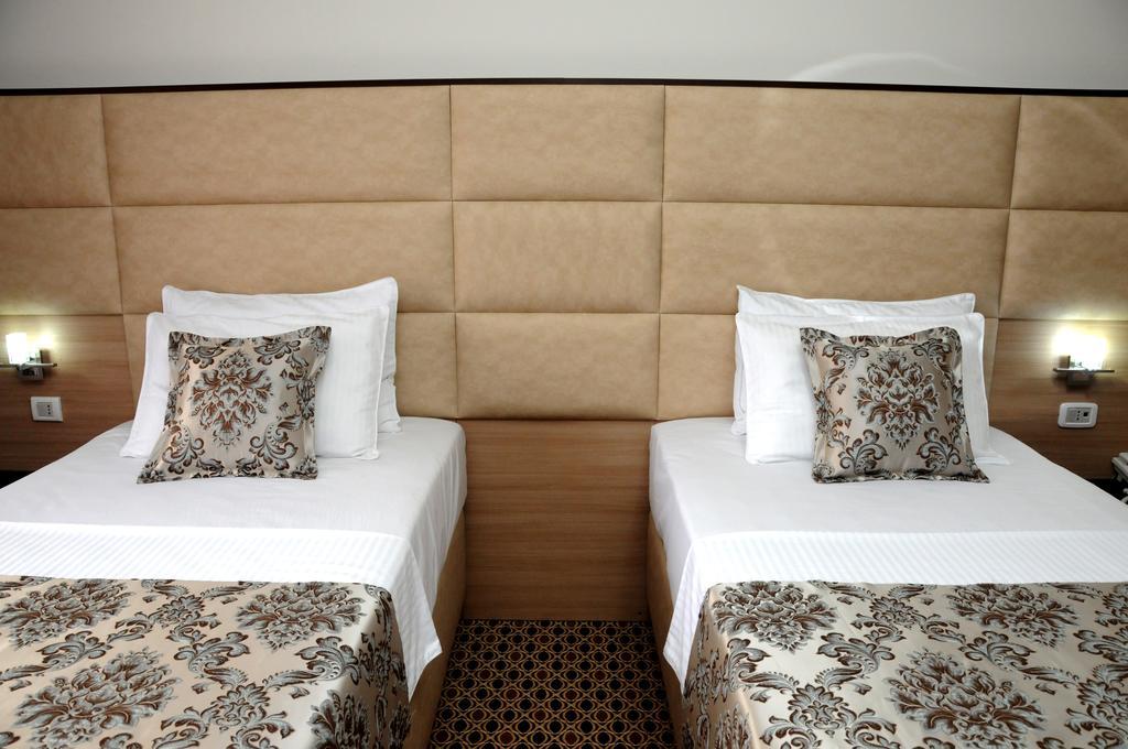 Hotel Lion Улцинь Екстер'єр фото