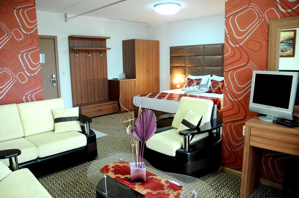 Hotel Lion Улцинь Екстер'єр фото