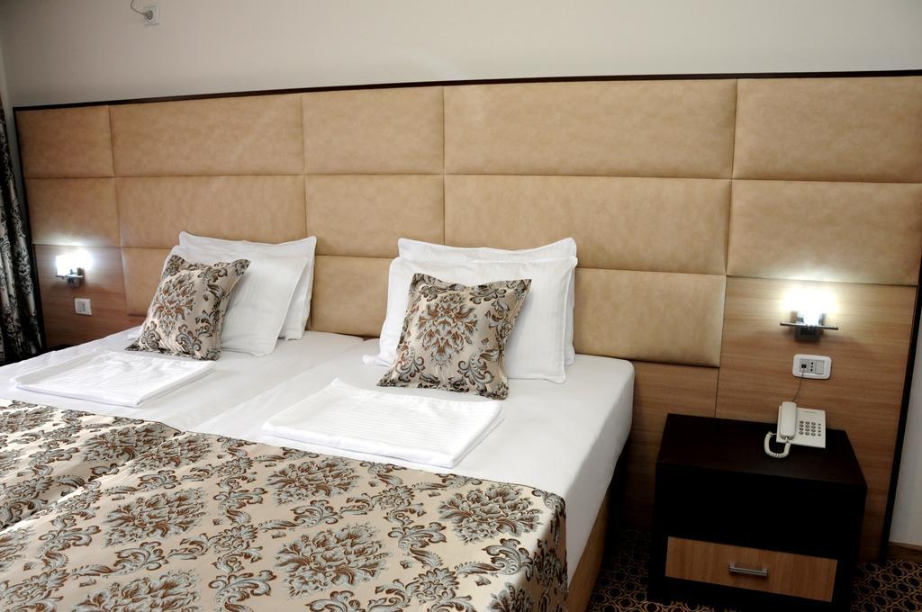 Hotel Lion Улцинь Екстер'єр фото